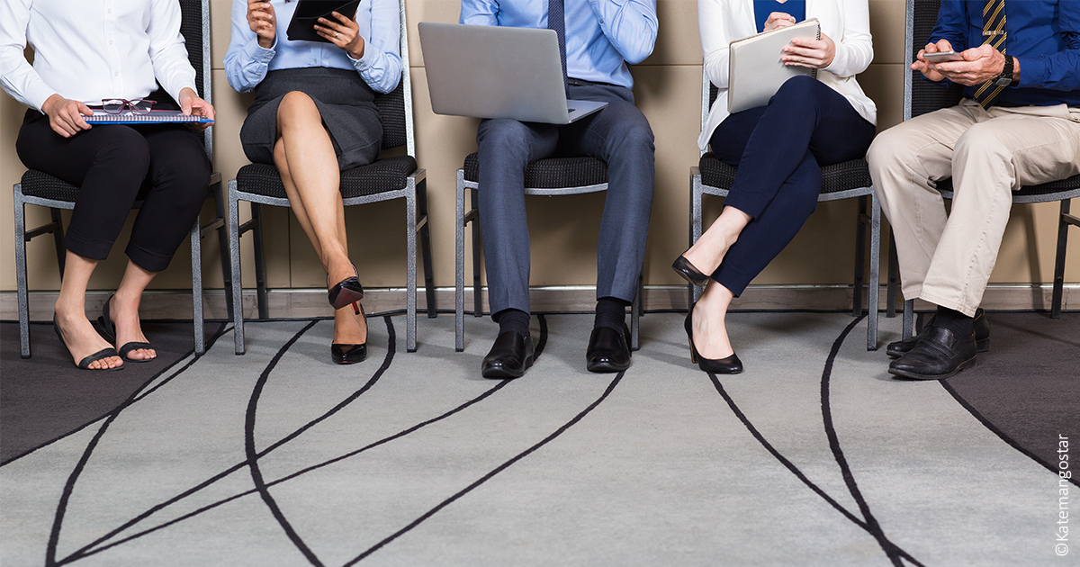 hommes et femmes d'affaires, salle d'attente